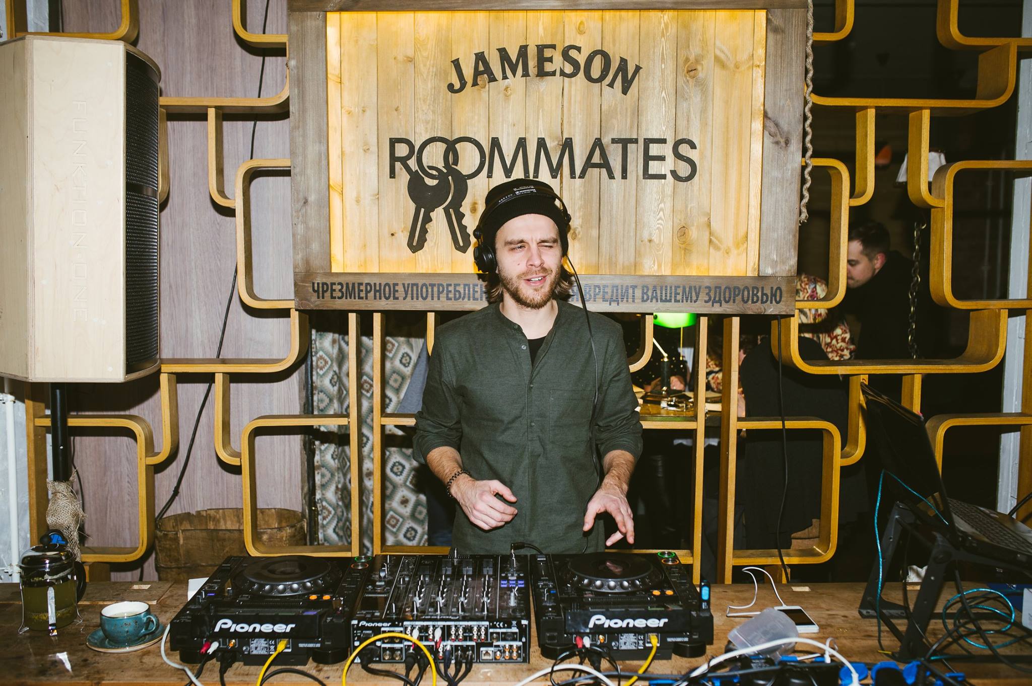 3 НАСТРОЕНИЯ JAMESON ROOMMATES